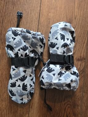 Jan & Jul Polar Bear Print Mittens in Gray and Black